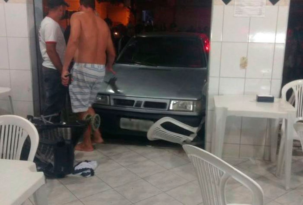 Menina vira chave do carro para fechar vidro e atropela bebê no ES. Crédito: TV Gazeta