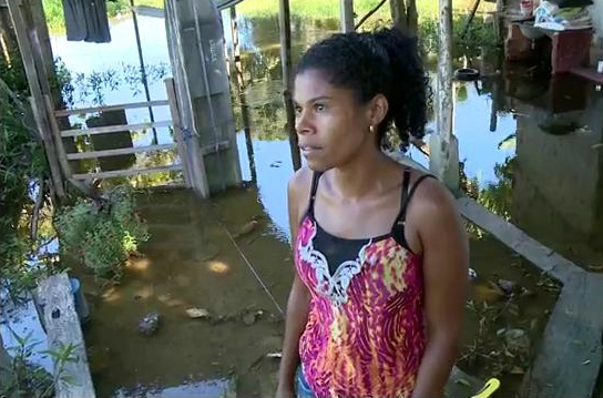 A dona de casa Elizângela da Silva abandonou a casa onde mora, em Linhares, por causa da cheia da Lagoa Juparanã. Crédito: Reprodução | TV Gazeta Norte