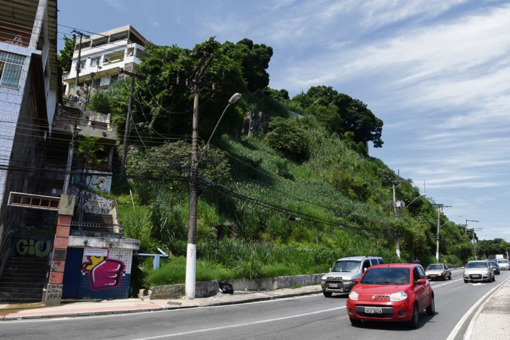 Encosta do Forte São João, em Vitória, é uma das que deve receber obra. Crédito: Fernando Madeira