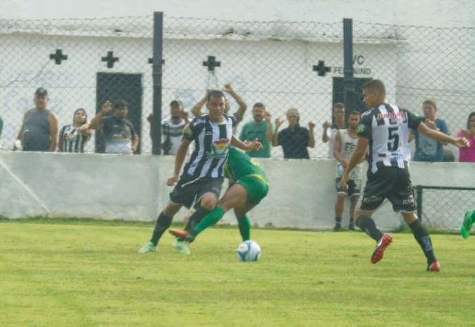 O centroavante Eraldo sofreu dura marcação dos rivais. Crédito: Wildson Lesqueves/C.A. Itapemirim