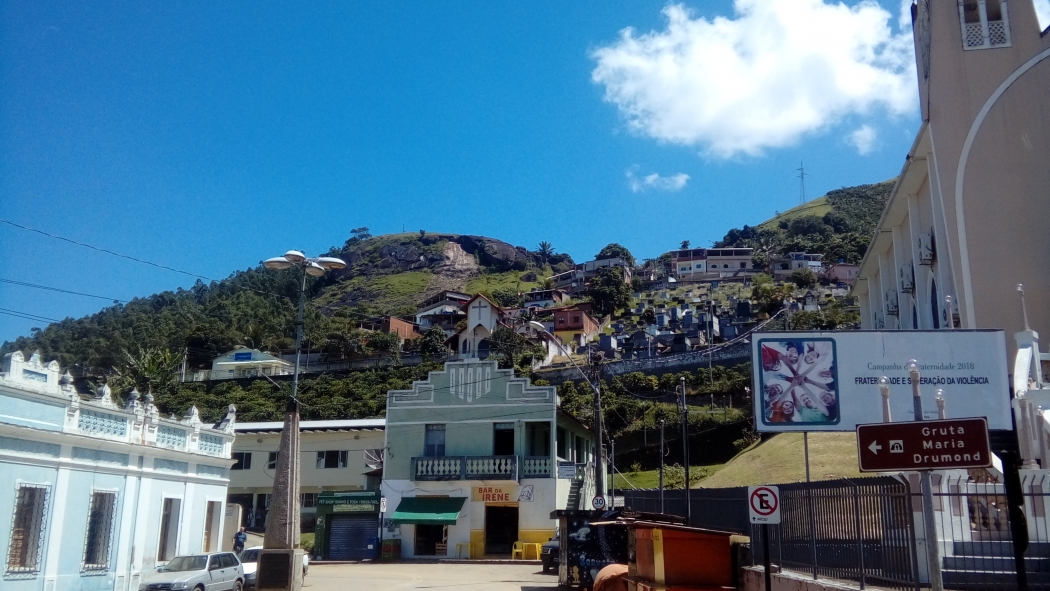 Pedra desliza e deixa moradores em alerta em Rio Novo do Sul . Crédito: Geizy Gomes