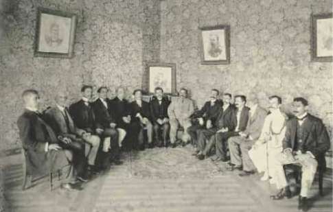 Jerônimo Monteiro, ao centro, em reunião com assessores e políticos em 1910. Crédito: Reprodução do livro