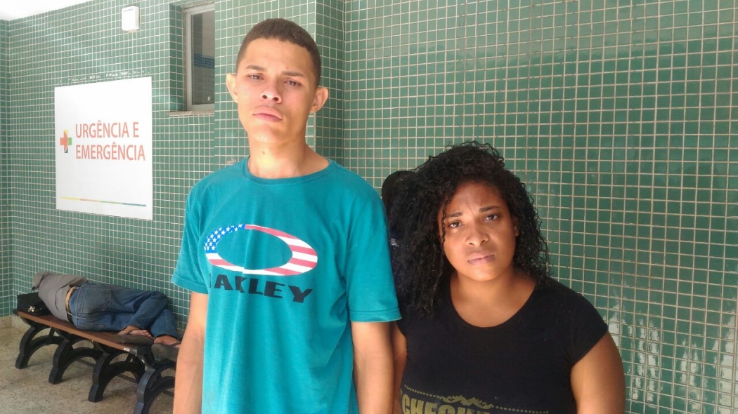 A prima de Karolaine, Sabrina Rodrigues, e o namorado da vítima, Whagneston Vieira, acompanham o estado de saúde dela no São Lucas. Crédito: Rafael Silva
