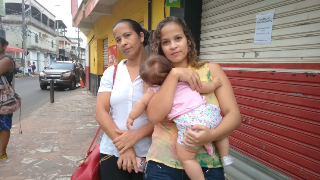 A copeira Cirlene de Lima, de 43 anos, ficou com a filha e a neta de 4 meses no ponto de ônibus. Crédito: Caíque Verli