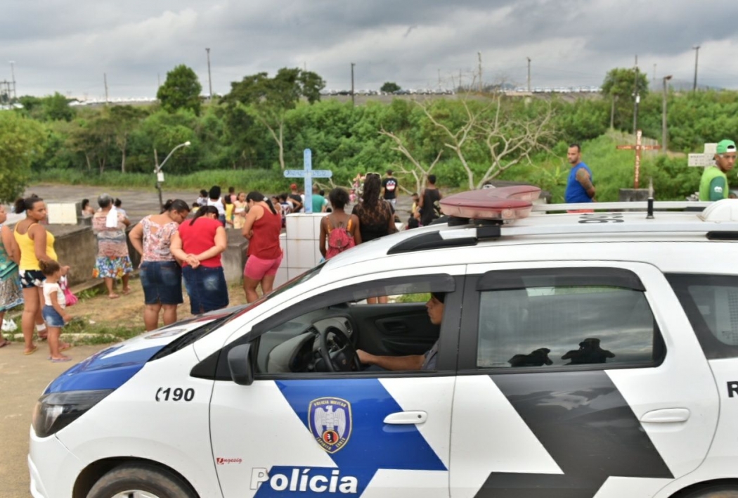 Enterro da jovem Karolaine do Rosário Mattos, no cemitério Nova Rosa da Penha, em Cariacica. Crédito: Fernando Madeira