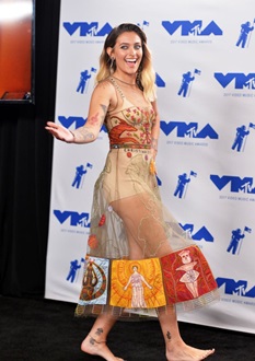 Paris desfilou descalça pelo Red Carpet. Crédito: Pinterest