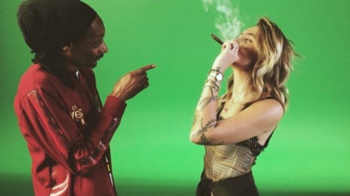 Snoop Dogg e Paris em gravação do clipe . Crédito: Reprodução Twitter