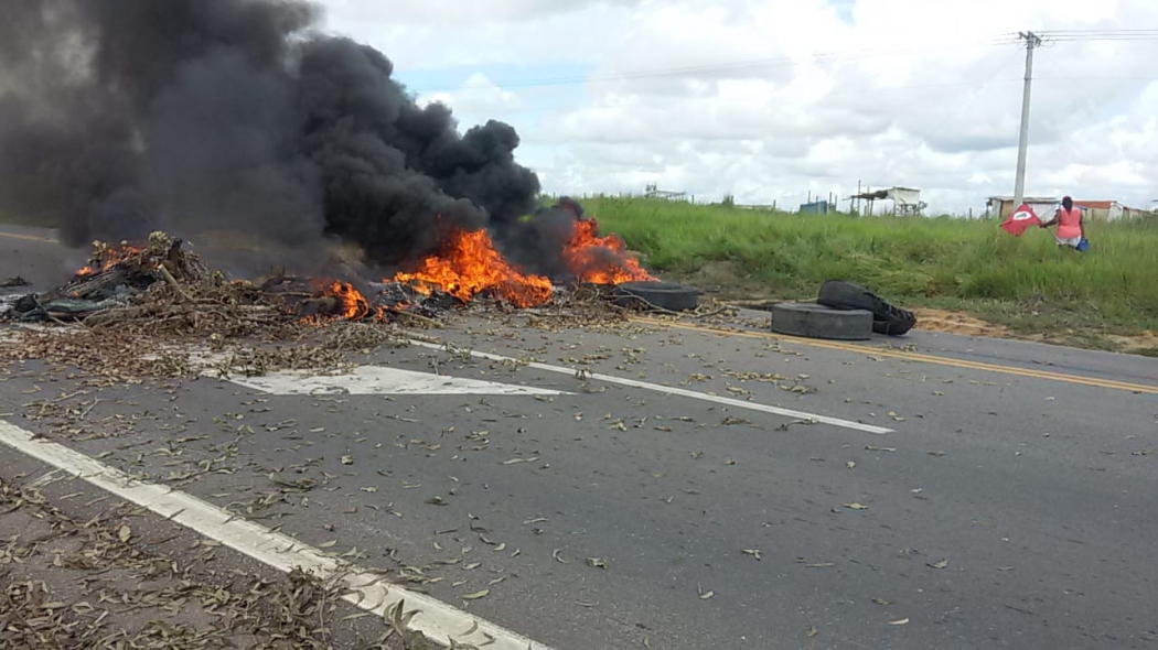 Integrantes do MST bloqueiam rodovias no Paraná — Prisão de Lula
