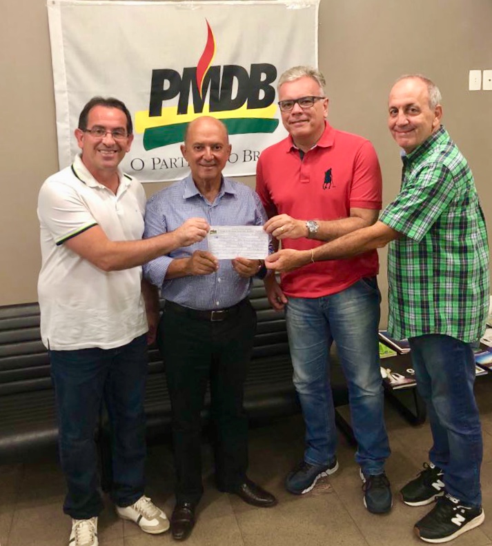 O ex-secretário de Estado da Segurança Pública André Garcia entre o presidente estadual do PMDB, Lelo Coimbra, e o secretário-geral do partido, Chico Donato. Na foto também está o chefe de gabinete do governador Paulo Hartung, Paulo Roberto Ferreira. Crédito: PMDB/Divulgação