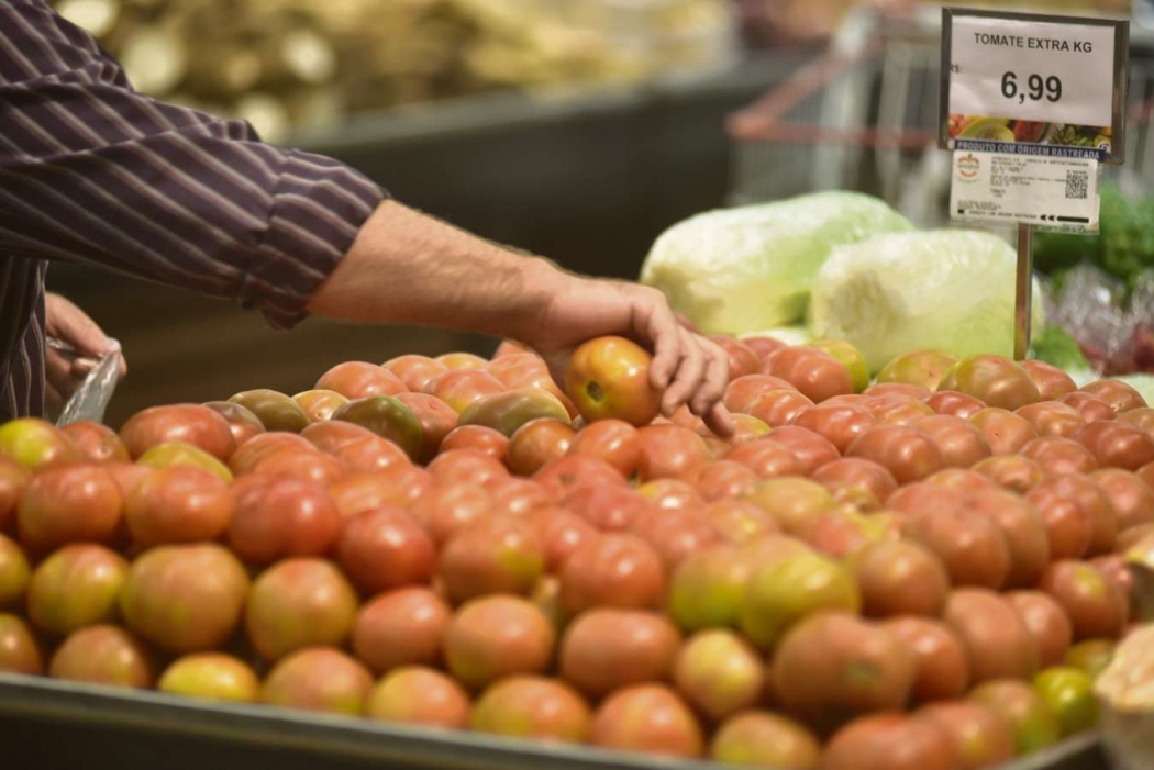 Preços de alimentos e outros produtos sofrem impacto do custo do frete, que sobe por causa da alta do petróleo e do combustível Leia mais: https://oglobo.globo.com/economia/entenda-impacto-do-petroleo-us-80-para-seu-bolso-22690604ENTITY_sharp_ENTITYixzz5FlybXs7q stest . Crédito: Marcelo Prest