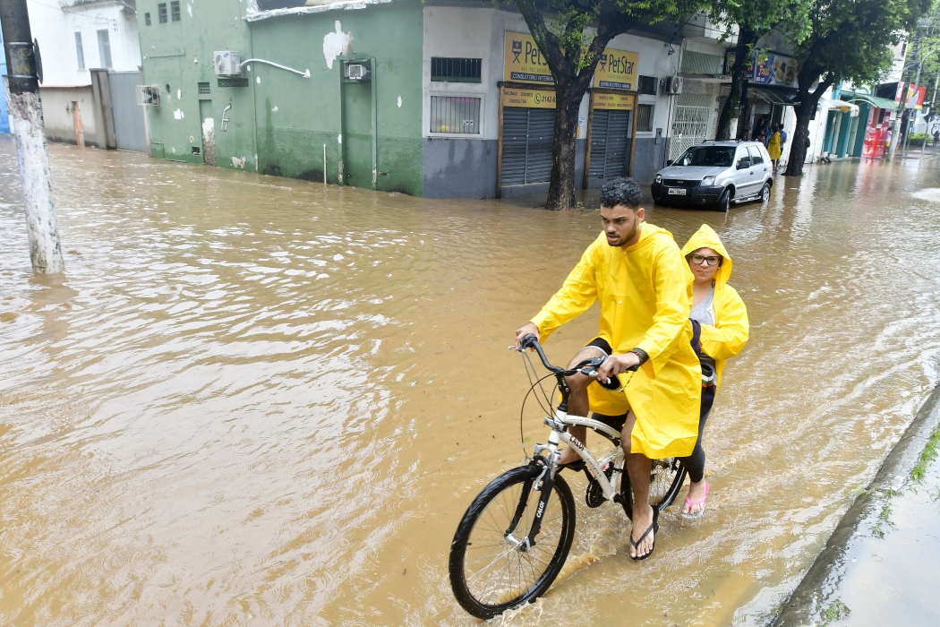 Muitos pedestres e motoristas tiveram dificuldade em transitar pela Avenida Cesar Hilal, em Vitória, nesta segunda-feira. Crédito: Bernardo Coutinho