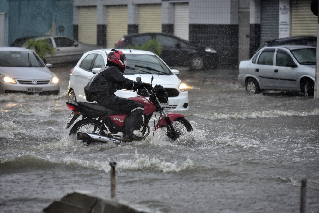 Após chuva de 12 horas, ruas ficam alagadas na Grande Vitória. Crédito: Marcelo Prest
