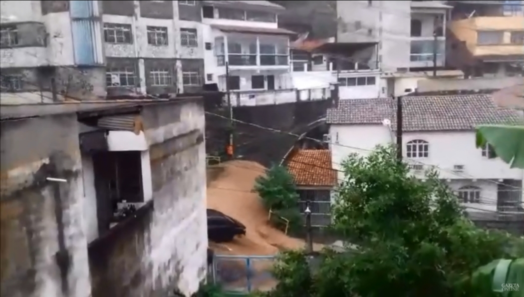 Cachoeira se forma na quadra da Piedade, em Vitória, e assusta moradores. Crédito: Internauta/Gazeta Online