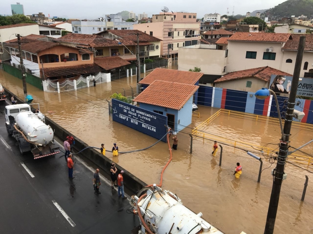 Caminhões tentam sugar a água que inundou a estação de bombeamento do Sítio Batalha, deixando imóveis alagados. . Crédito: Divulgação