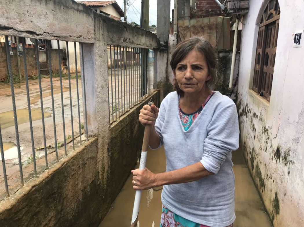 Vanda dias, de 51 anos, costuma se abrigar na igreja do bairro. Crédito: Lara Rosado