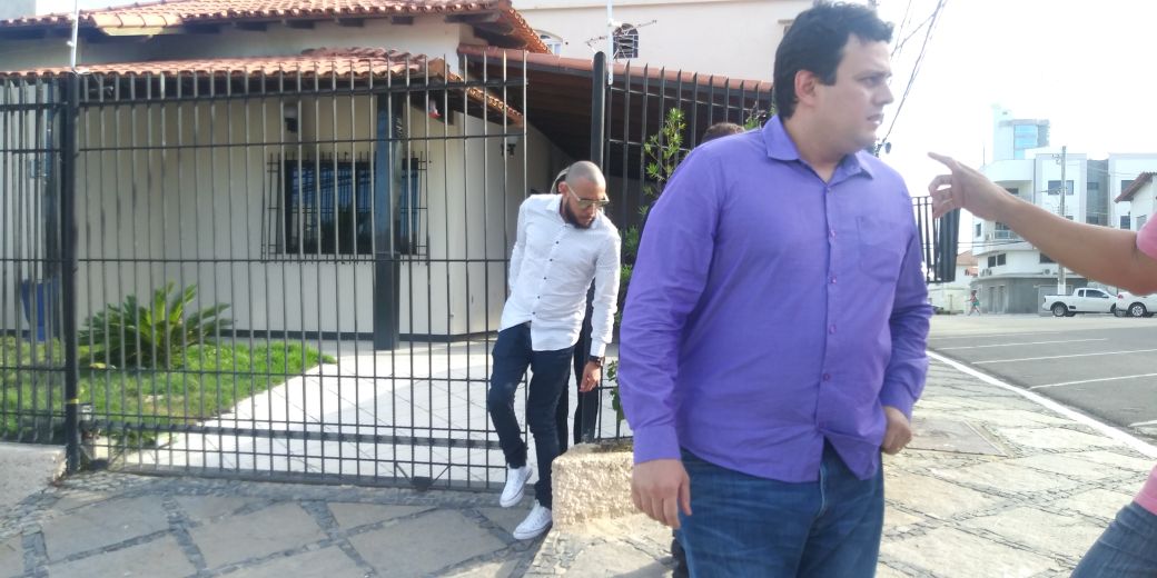 O pastor George Alves acompanhou o trabalho dos peritos . Crédito: Raphael Verly | TV Gazeta