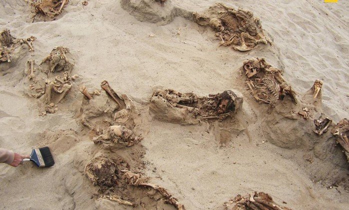 Arqueólogos encontraram 140 corpos de crianças sacrificadas em ritual há 550 anos. Crédito: National Geographic / Gabriel Prieto