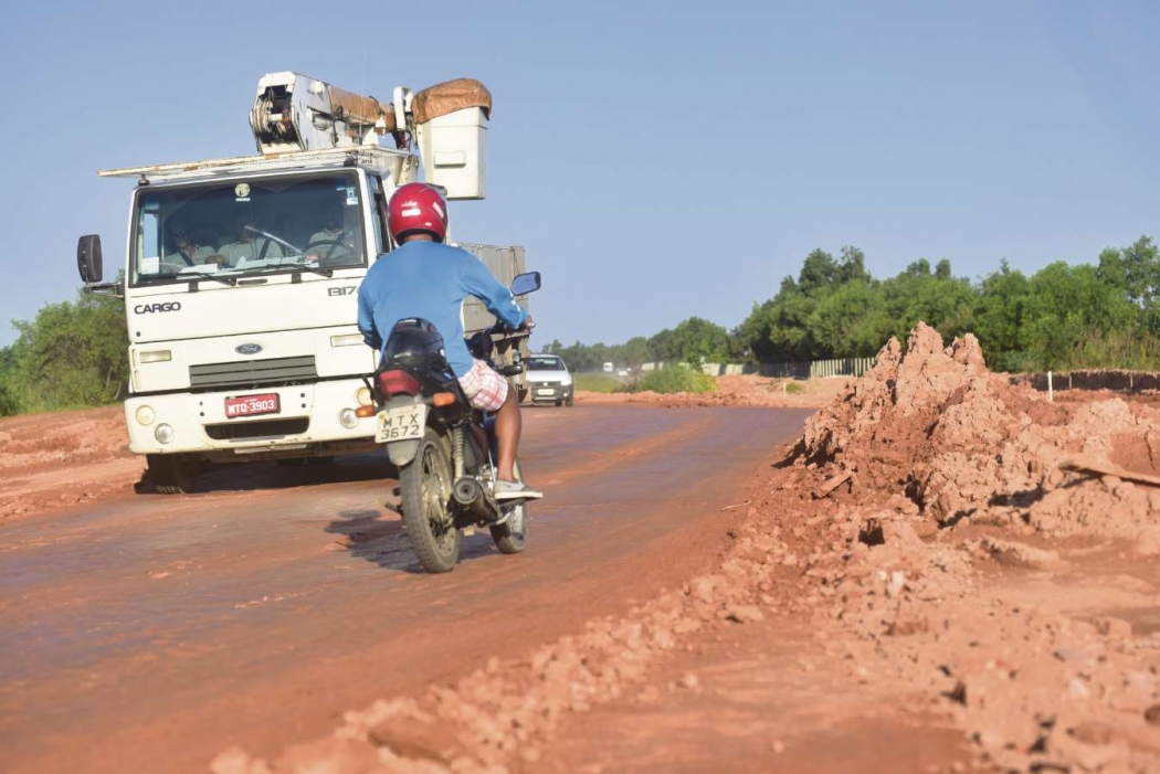 Carros, caminhões e motos se arriscam ao atravessar a Leste-Oeste. O tráfego de veículos leves ainda não foi liberado pelo DER-ES. Crédito: Marcelo Prest