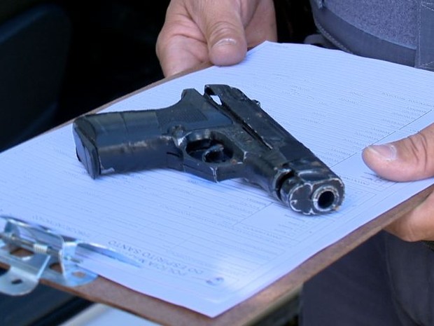 Arma de brinquedo apreendida pela Polícia Militar no ES. Crédito: G1