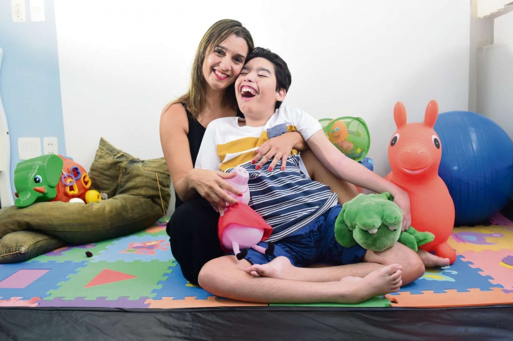A jornalista Lúcia Marins se emociona com cada nova palavra dita por Henrique. Crédito: Ricardo Medeiros