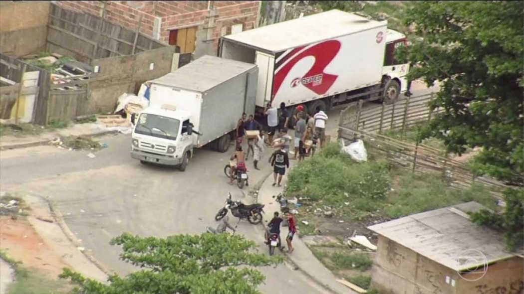 Roubo de carga de caminhão é flagrado no Rio. Crédito: REPRODUÇÃO/TV GLOBO
