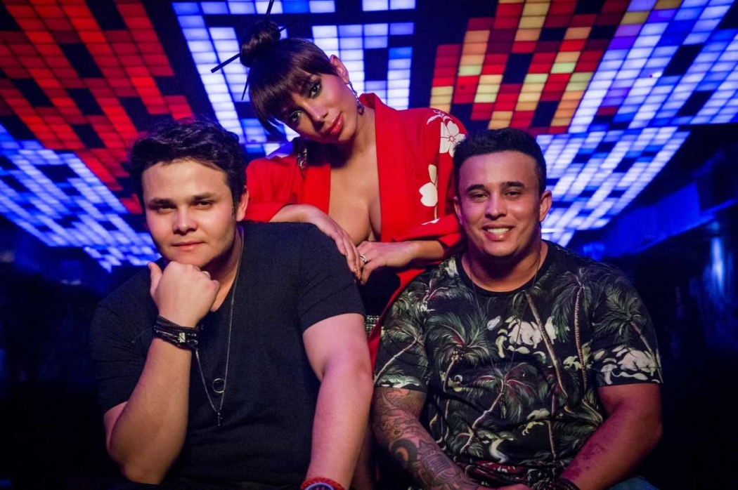 Em Clipe Com Anitta Matheus E Kauan Apostam Em Pop Oriental A Gazeta em clipe com anitta matheus e kauan