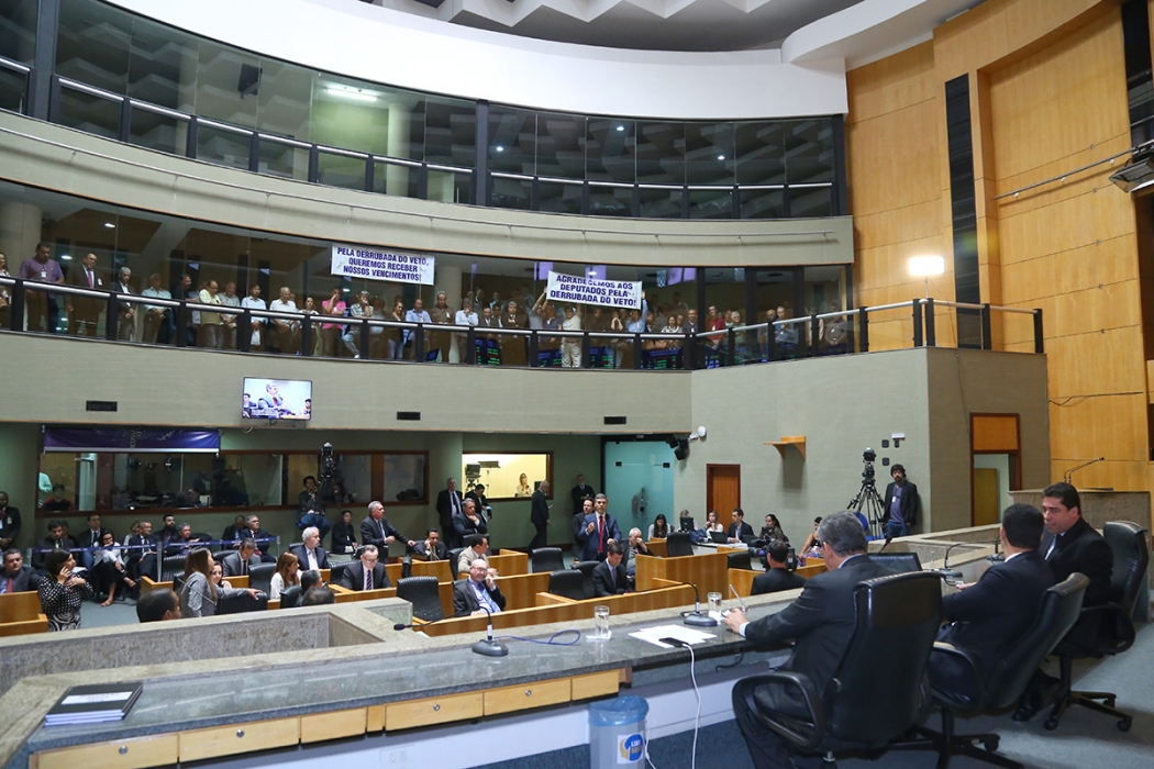 Sessão da Assembleia Legislativa. Nas galerias, servidores protestam por derrubada do veto . Crédito: Tati Beling/Ales