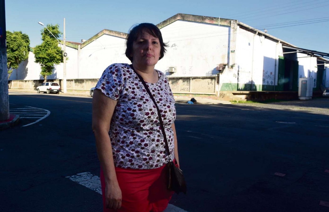 "Muitos moradores de rua ficam concentrados nos galpões. De noite a gente não pode nem passar perto porque fica muito perigoso", afirmou a dona de casa Lorena Contarini, de 51 anos. Crédito: Ricardo Medeiros