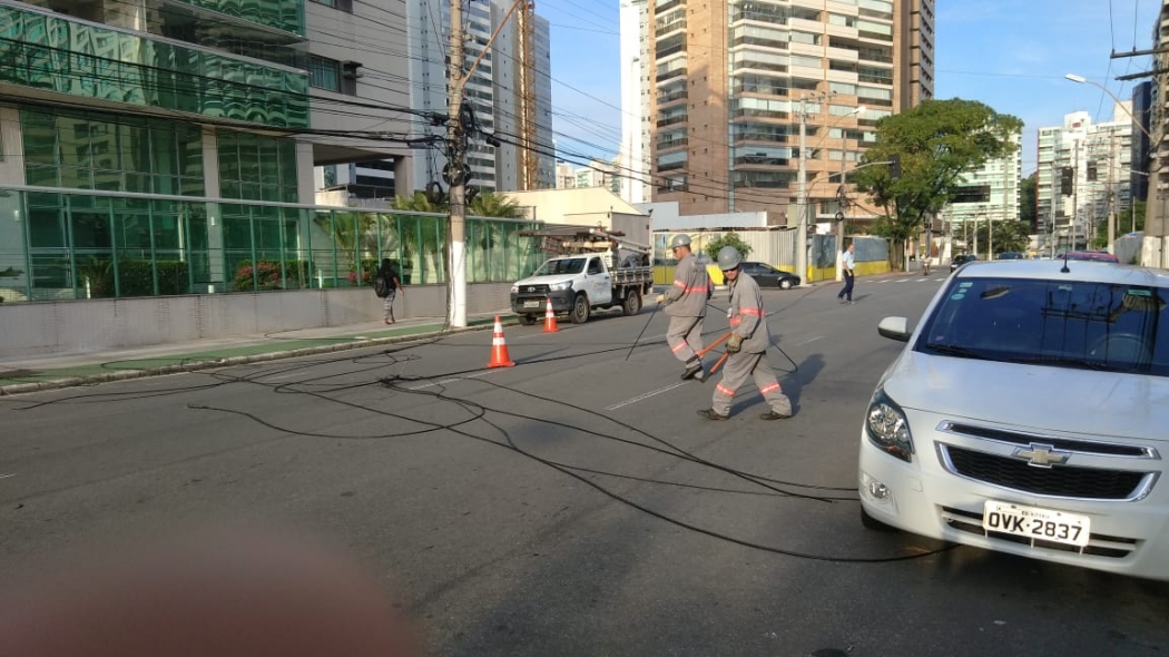 Técnicos da EDP foram ao local para fazer as retiradas dos cabos . Crédito: Caíque Verli