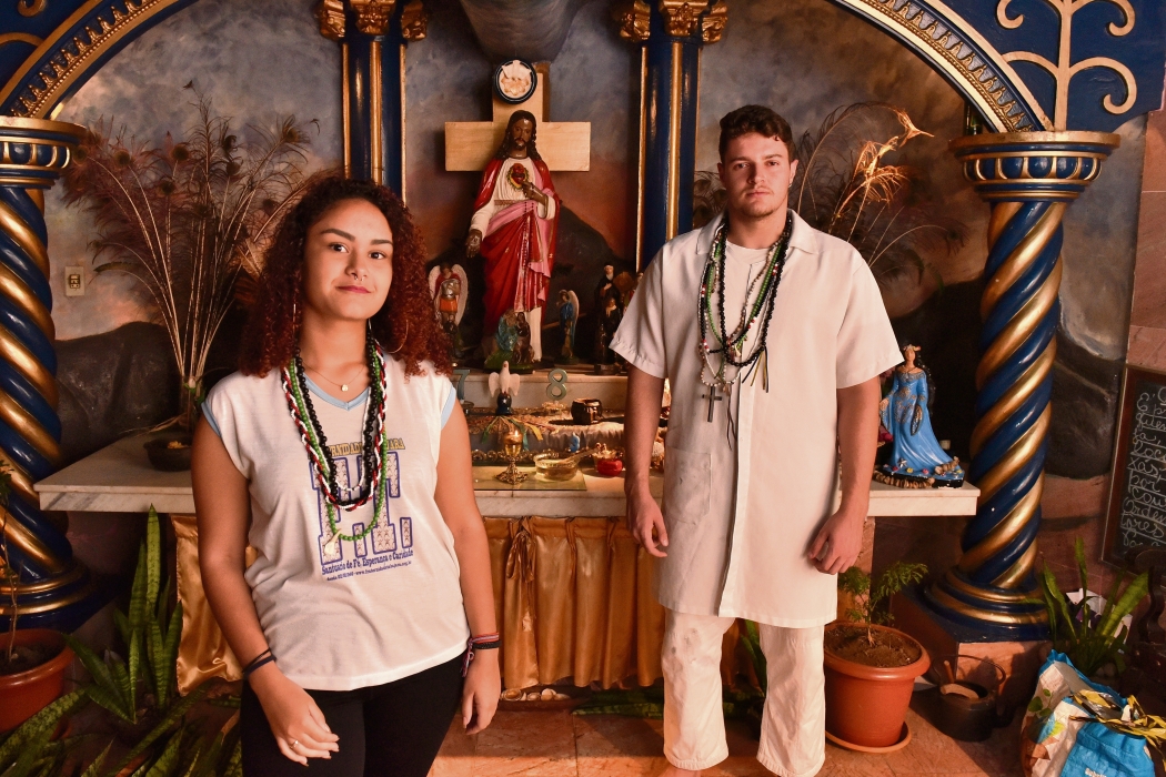 Os estudantes Anne Caroliny e Marcos Vinicius são fiéis da religião Umbanda. Crédito: Fernando Madeira