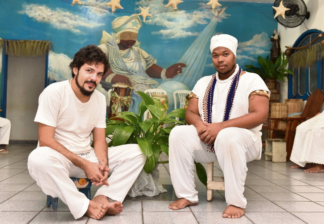 Yuri Fonseca, 27, e Fabrício dos Santos Ventura, 24, encontraram paz no candomblé. Crédito: Fernando Madeira