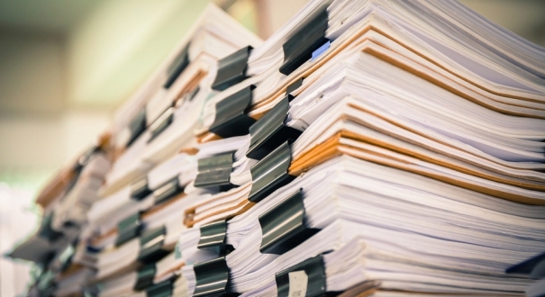 Papelada da burocracia que dificulta o desenvolvimento