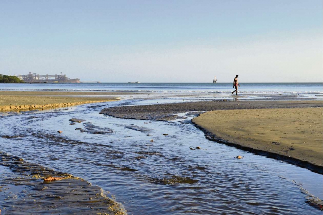 Poluição na Praia de Camburi, em Vitória. Crédito: Guilherme Ferrari