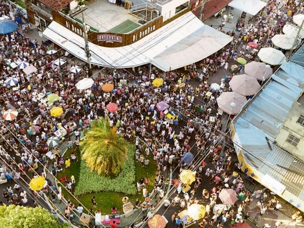 Festa improvisada no Triângulo das Bermudas. Crédito: Gazeta Online