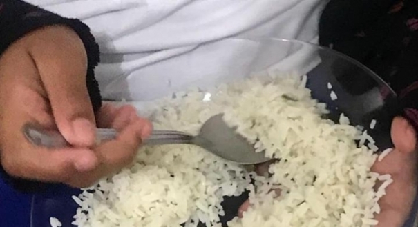 Aluno come arroz durante merenda em escola de Barra de São Francisco