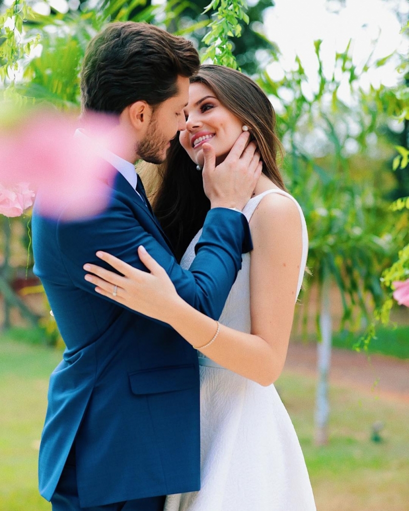 A Gazeta Camila Queiroz Usa Vestido Com Flores Bordadas Em Casamento Civil