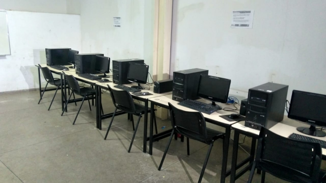 Sala de informática é avaliada por secretários de segurança e equipes de engenharia para definir projeto de base fixa da PM na Piedade. Crédito: Kaique Dias