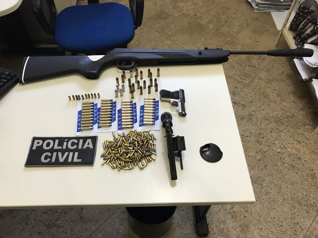 Armas e munições foram encontradas na casa do suspeito. Crédito: Divulgação/PM