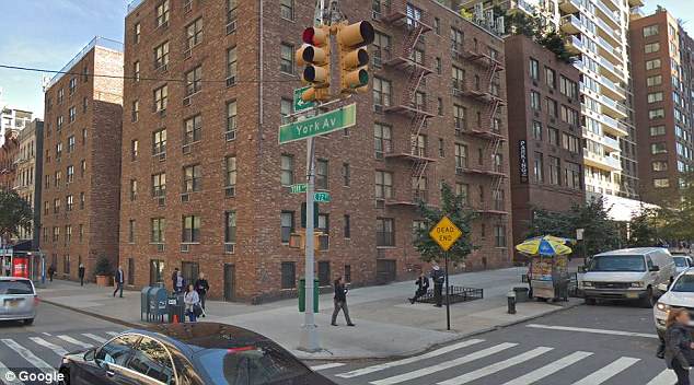O cruzamento onde a mulher foi atropelada por um carro policial é visto na York Avenue e na 72nd Street. Crédito: Reprodução/Facebook