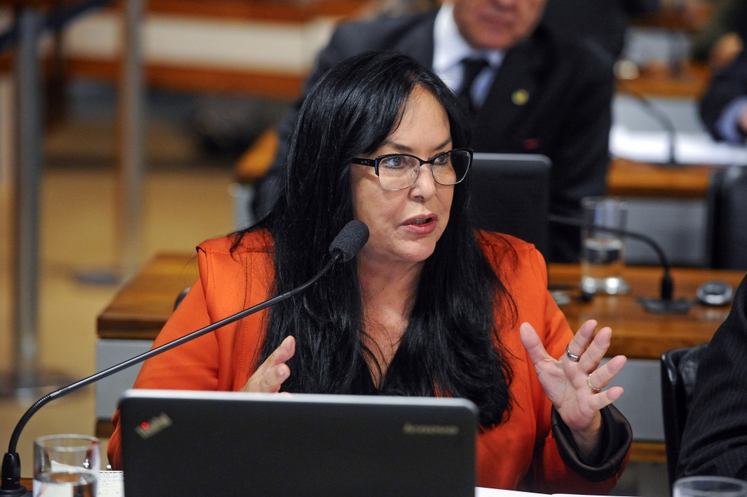 Em pronunciamento, senadora Rose de Freitas (Pode-ES) à bancada. Foto: Marcos Oliveira/Agência Senado. Crédito: Marcos Oliveira/Agência Senado