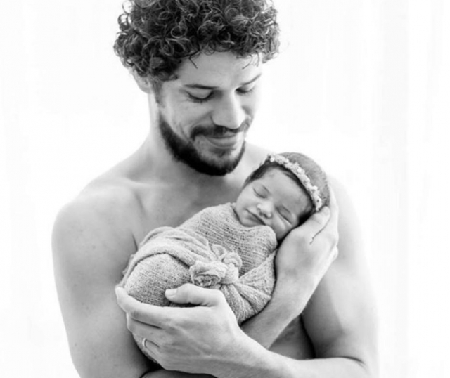 O ator José Loreto compartilhou no Instagram uma foto de quando Bella tinha apenas 14 dias para comemorar os três meses da filha. Crédito: Instagram / @joseloreto / @manudamasfotografia