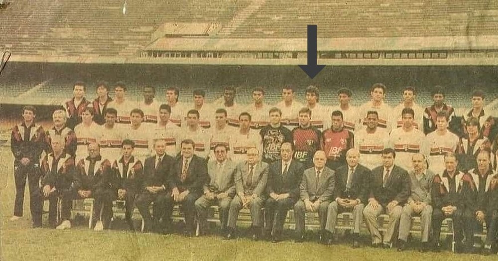 Gilmar Estevam é o 8º jogador da 3ª fileira (indicado pela seta). Crédito: Acervo pessoal