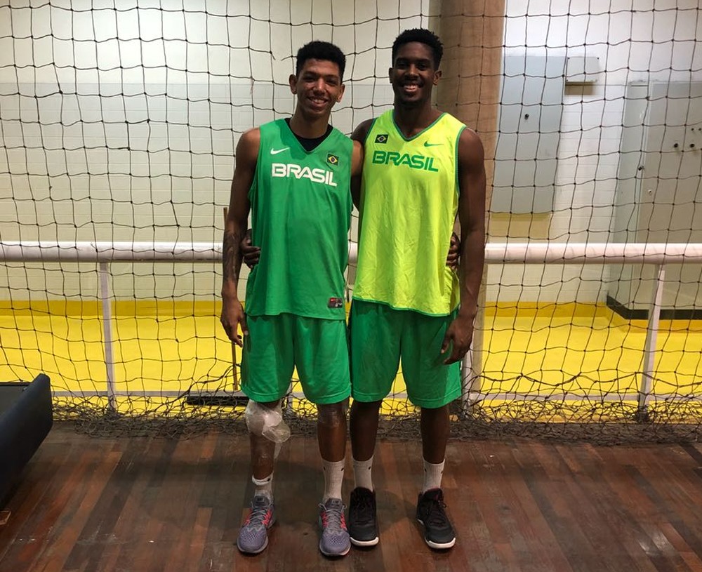 Didi e Mamedes vestem a camisa da seleção para o Sul-Americano Sub-21. Crédito: CBB/Divulgação