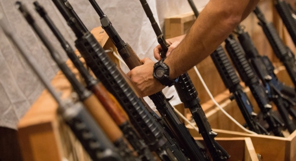 Armas que estão sob os cuidados da Justiça em São Paulo são alvo do PCC