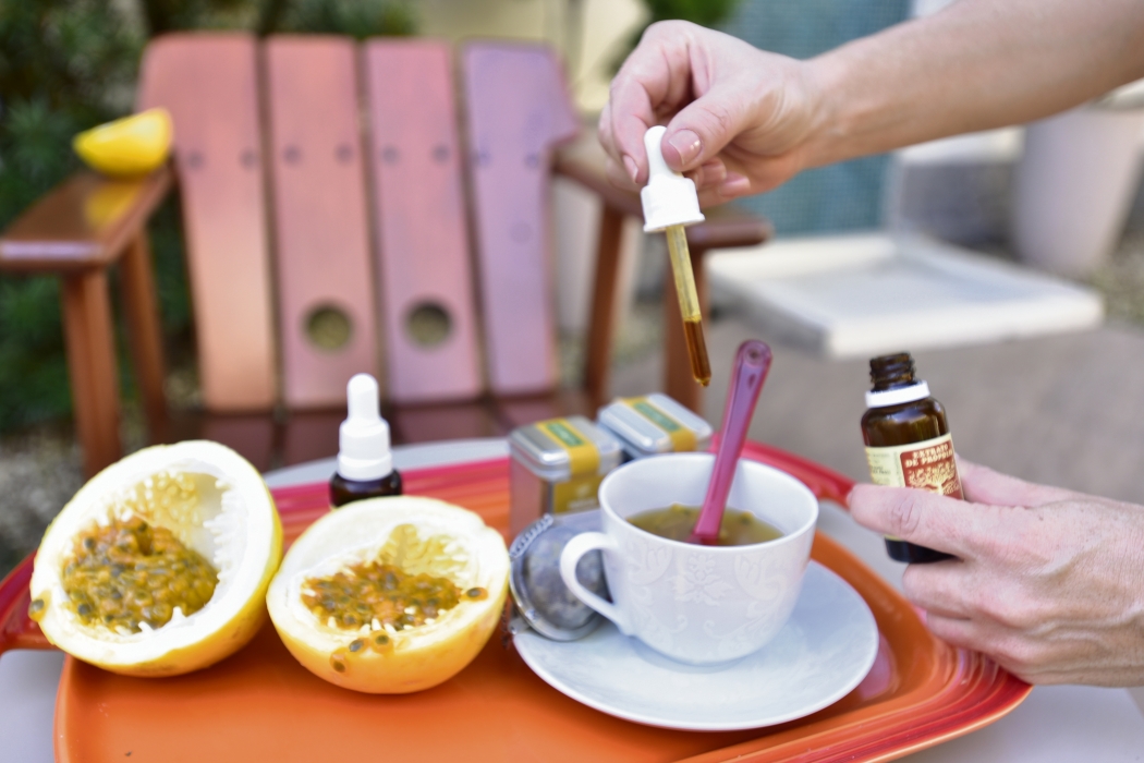 A nutricionista Roberta Larica com sua receita de chá com própolis: sono melhor. Crédito: Marcelo Prest