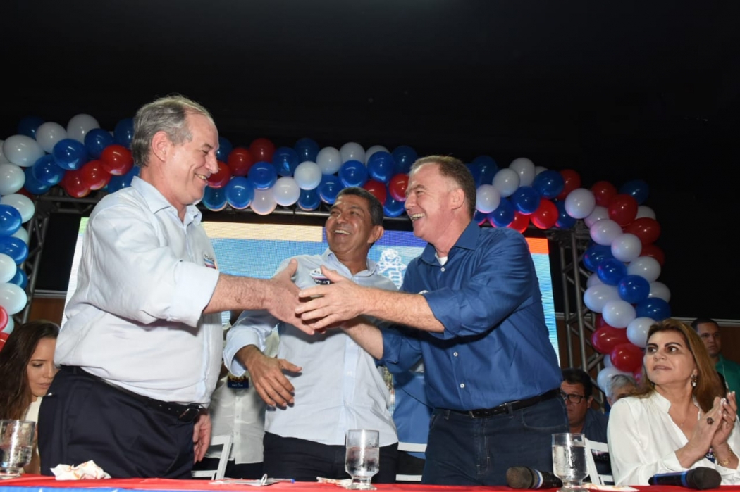 Ciro Gomes com Renato Casagrande. Crédito: Carlos Alberto Silva | GZ