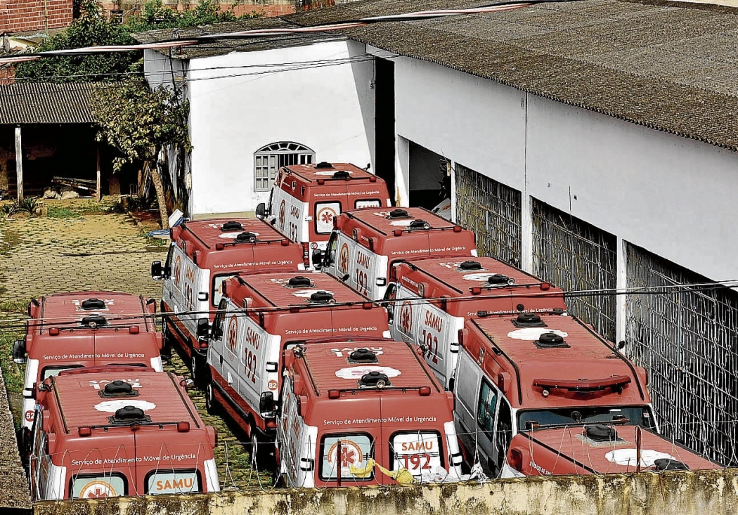Doze ambulâncias estão paradas em oficina de Cariacica, aparentemente em boas condições de uso. Crédito: Fernando Madeira