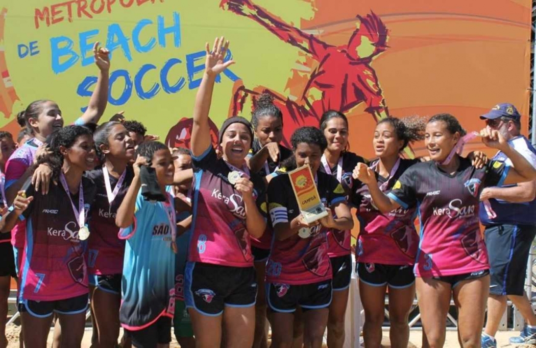 Meninas do São Pedro comemorando título do Metropolitano de Beach Soccer. Crédito: Peter Falcão/Pauta Livre