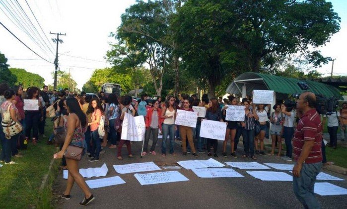 Estudantes protestaram pedindo expulsão de alunos que incitaram estupro . Crédito: Facebook/Reprodução