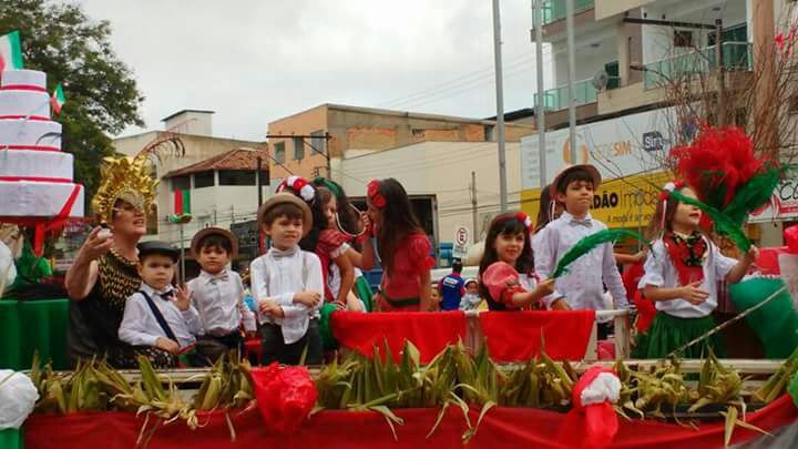 Moradores usam roupas típicas durante o desfile do Carrettino Della Cappitella . Crédito: Divulgação/Cappitella